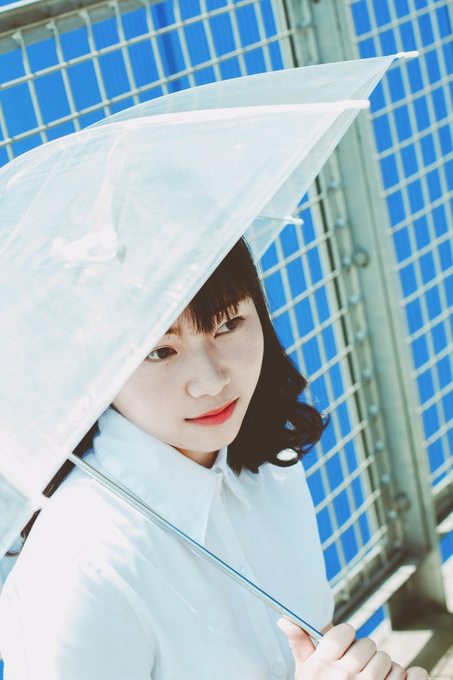 午后宜家圆脸少女学生装行走在天桥上