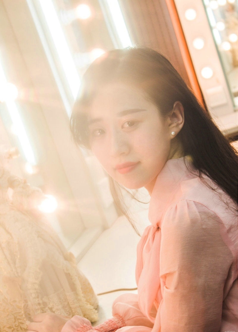 甜美花环妹子娇嫩肌肤红唇诱人