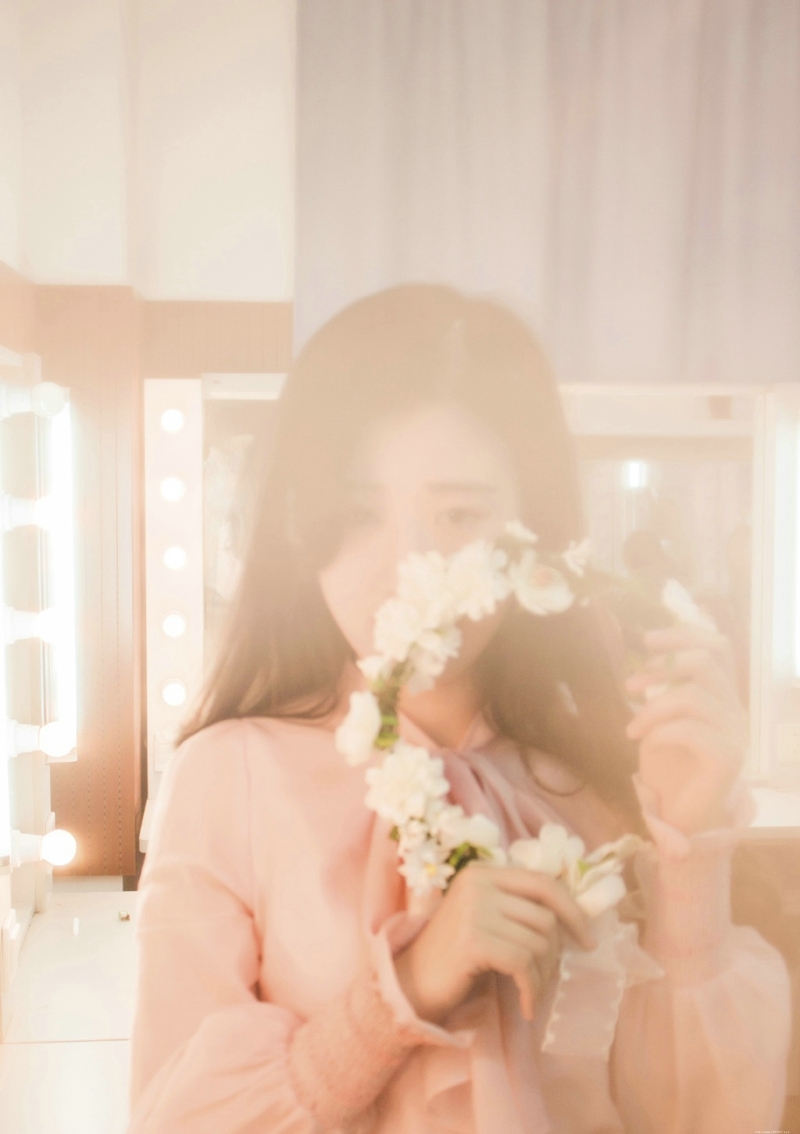 甜美花环妹子娇嫩肌肤红唇诱人