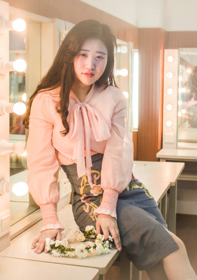 甜美花环妹子娇嫩肌肤红唇诱人