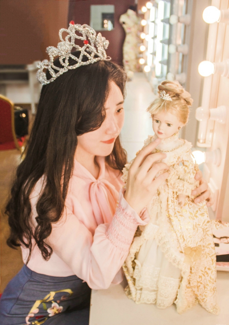 甜美花环妹子娇嫩肌肤红唇诱人