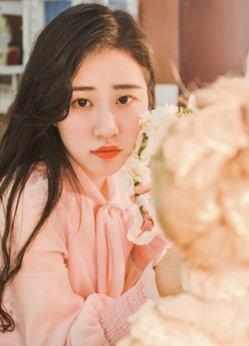 甜美花环妹子娇嫩肌肤红唇诱人