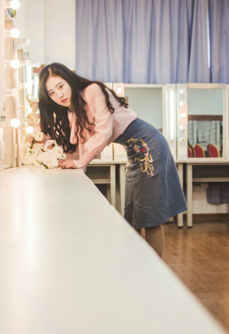 甜美花环妹子娇嫩肌肤红唇诱人