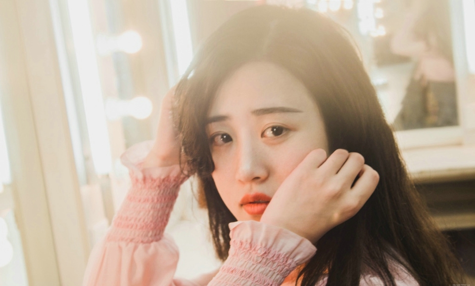 甜美花环妹子娇嫩肌肤红唇诱人