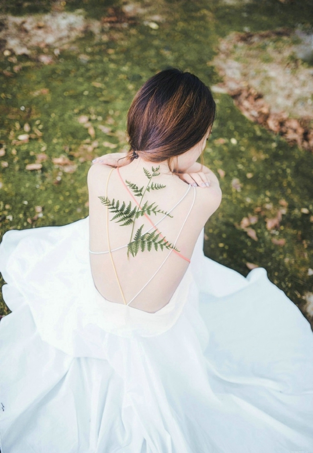 性感甜美绿林内的露背美女娇嫩肌诱惑肤迷人写真
