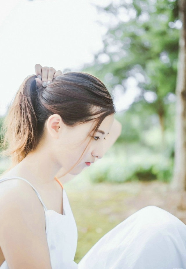 性感甜美绿林内的露背美女娇嫩肌诱惑肤迷人写真