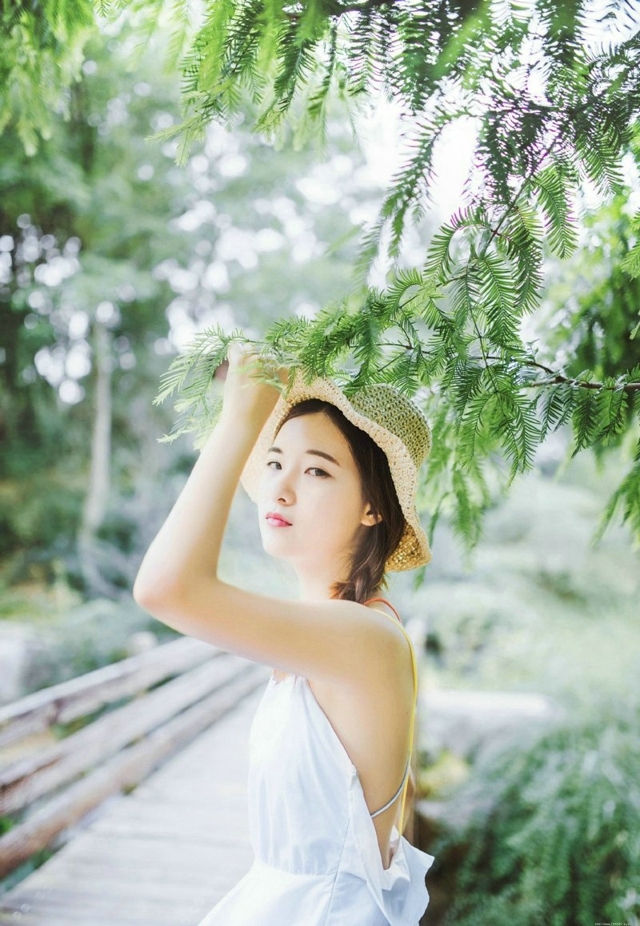 性感甜美绿林内的露背美女娇嫩肌诱惑肤迷人写真