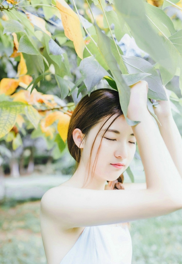 性感甜美绿林内的露背美女娇嫩肌诱惑肤迷人写真