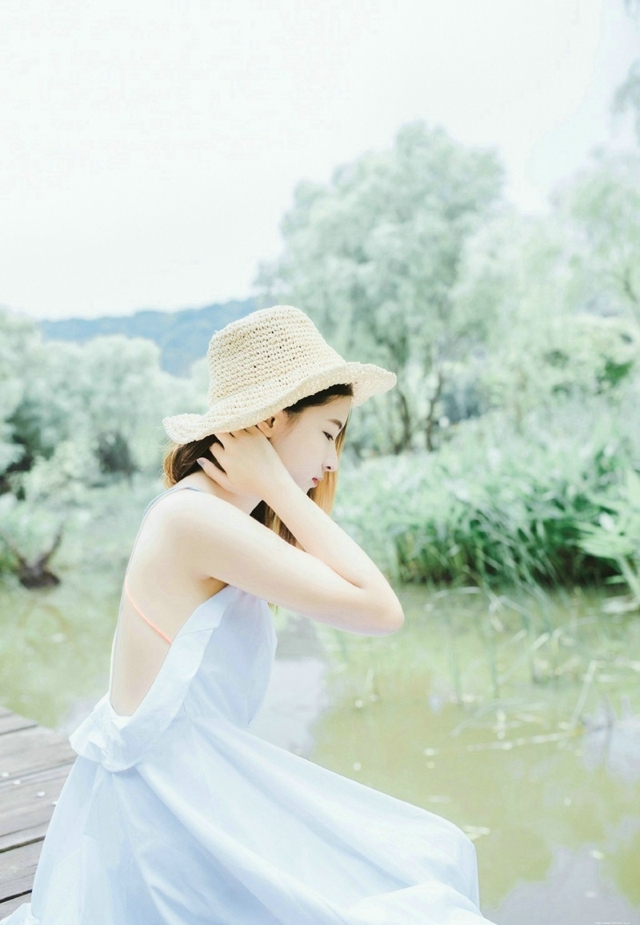 性感甜美绿林内的露背美女娇嫩肌诱惑肤迷人写真