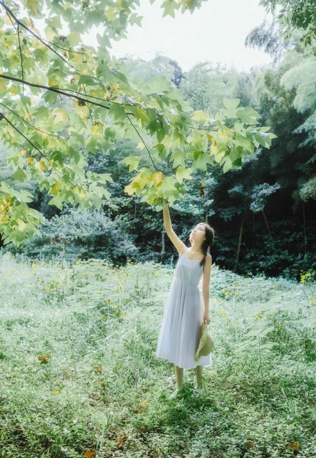 性感甜美绿林内的露背美女娇嫩肌诱惑肤迷人写真