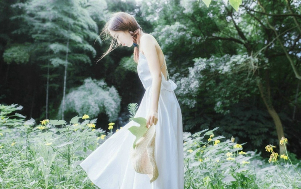 性感甜美绿林内的露背美女娇嫩肌诱惑肤迷人写真