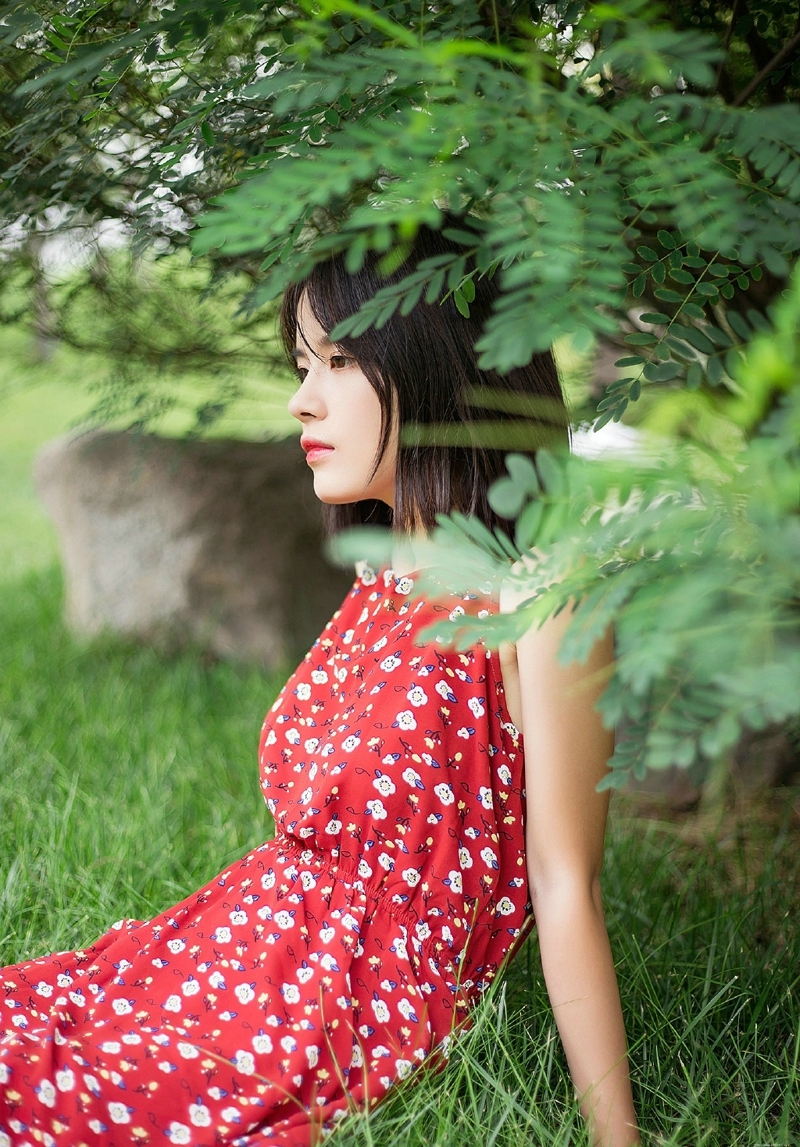 清新户外养眼吊带红裙少女迷人写真