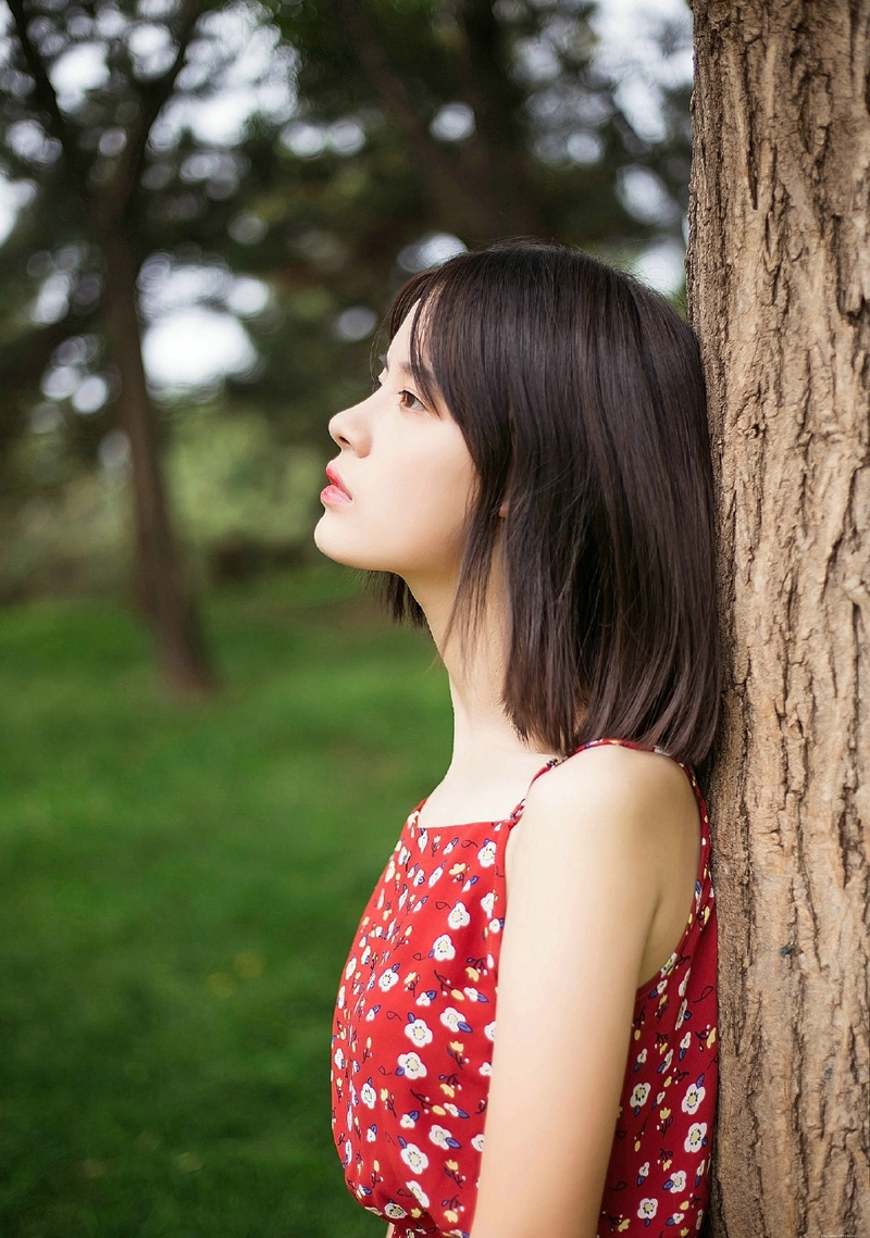 清新户外养眼吊带红裙少女迷人写真