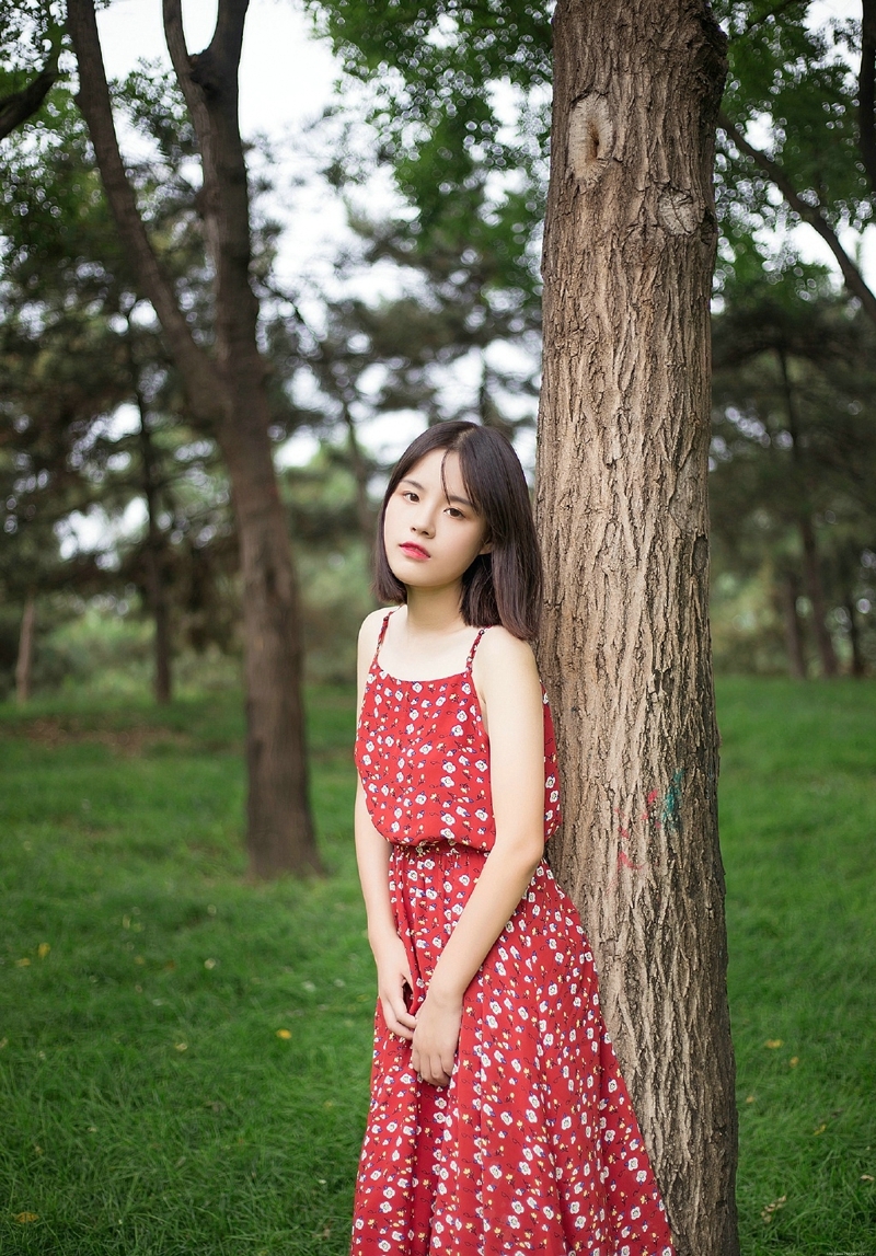 清新户外养眼吊带红裙少女迷人写真