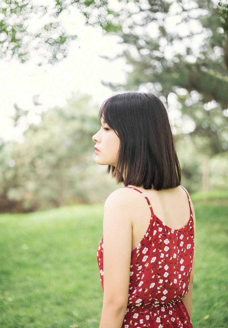 清新户外养眼吊带红裙少女迷人写真