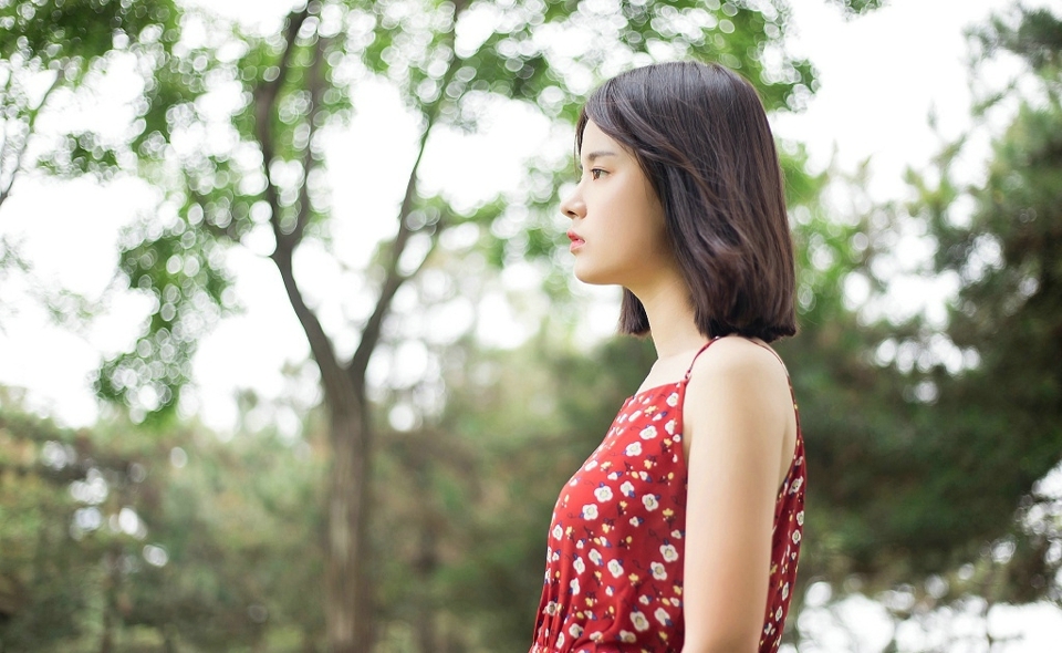 清新户外养眼吊带红裙少女迷人写真
