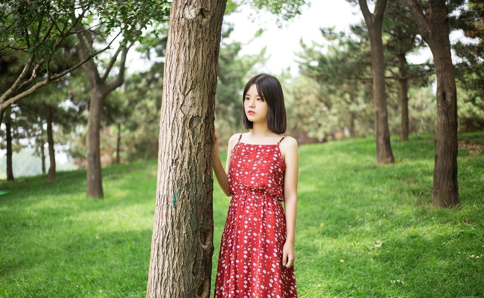 清新户外养眼吊带红裙少女迷人写真