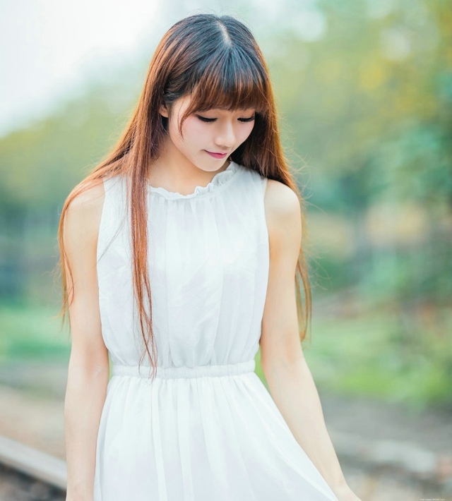 铁轨上长发美女修身长裙拥有天使般的微笑