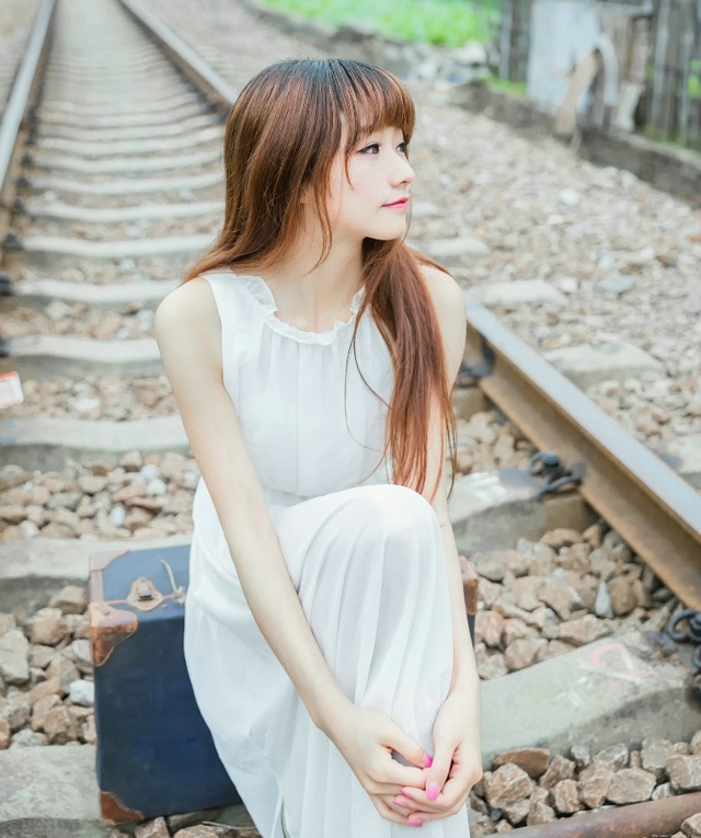 铁轨上长发美女修身长裙拥有天使般的微笑