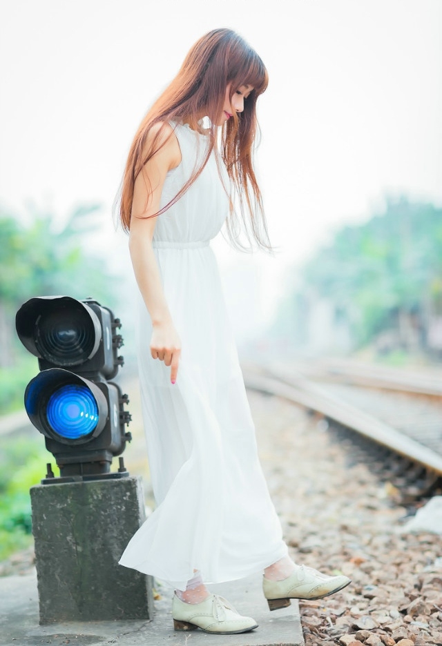 铁轨上长发美女修身长裙拥有天使般的微笑