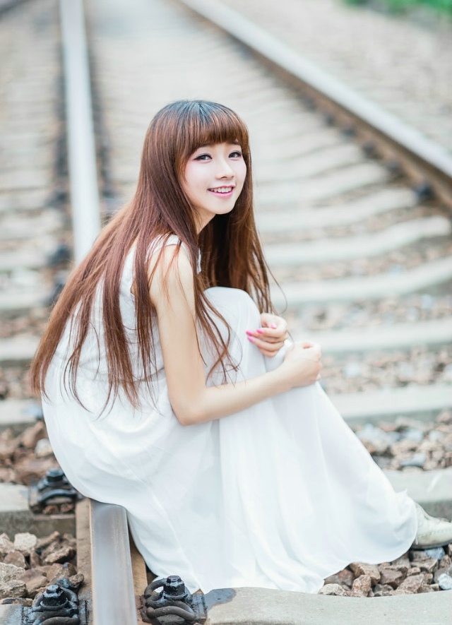铁轨上长发美女修身长裙拥有天使般的微笑