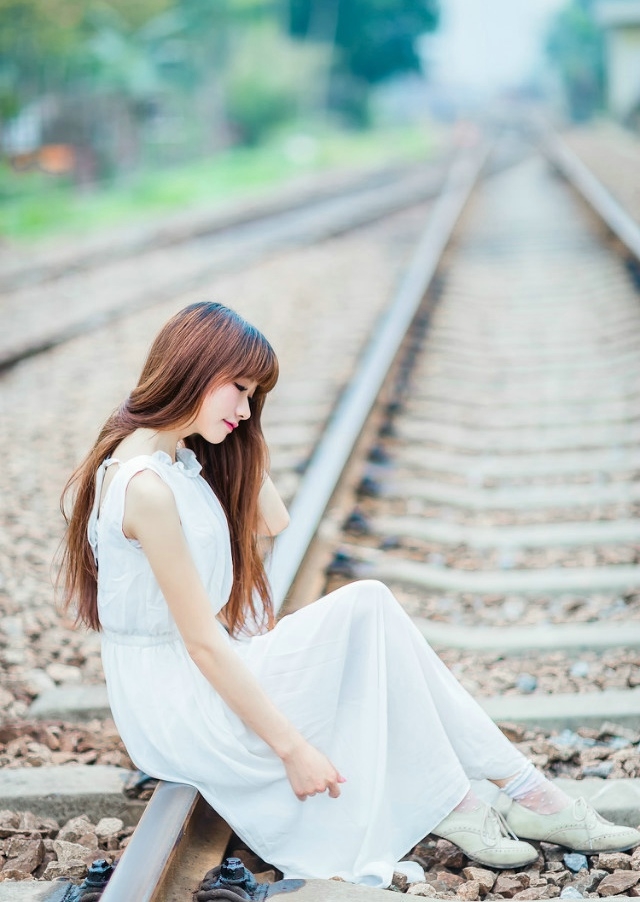 铁轨上长发美女修身长裙拥有天使般的微笑