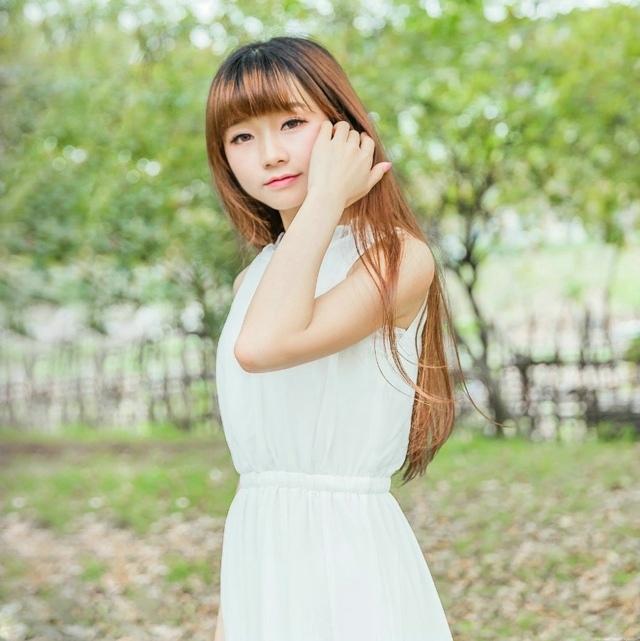 铁轨上长发美女修身长裙拥有天使般的微笑