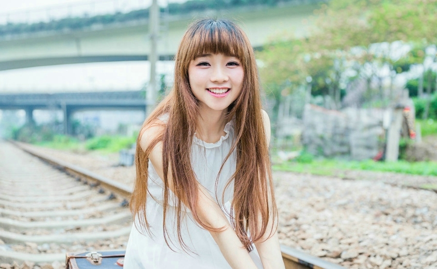 铁轨上长发美女修身长裙拥有天使般的微笑