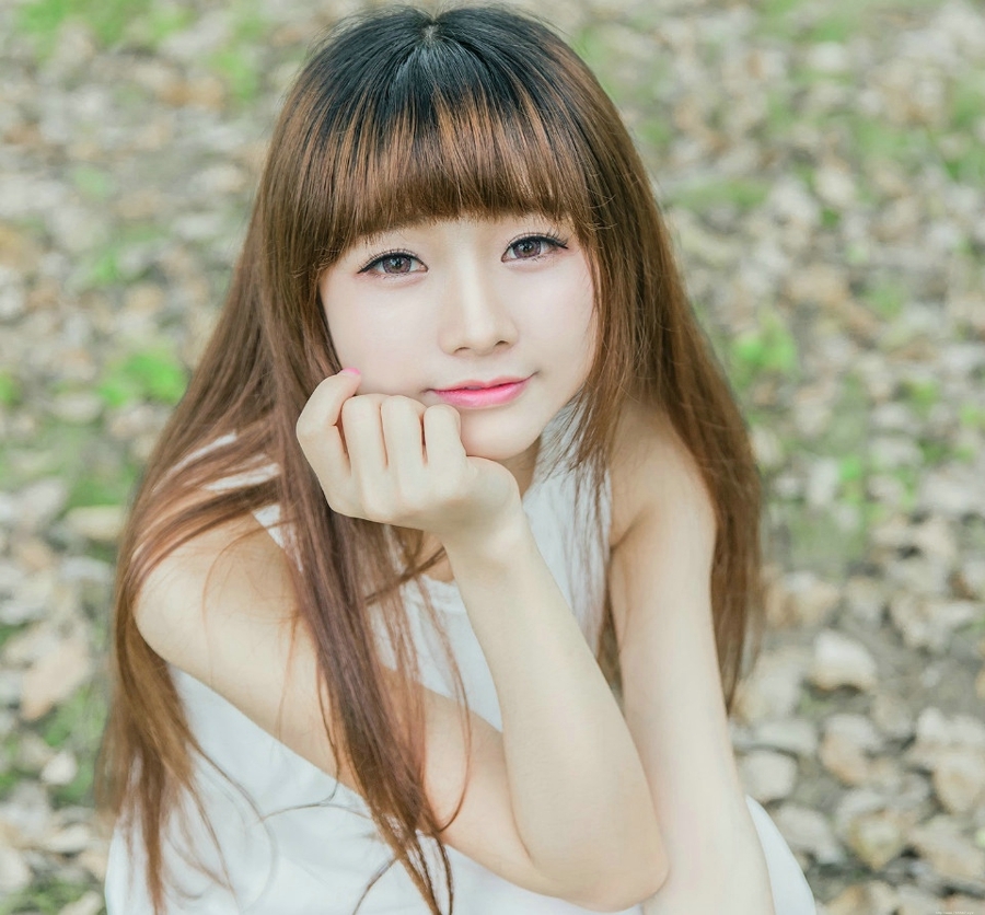 铁轨上长发美女修身长裙拥有天使般的微笑