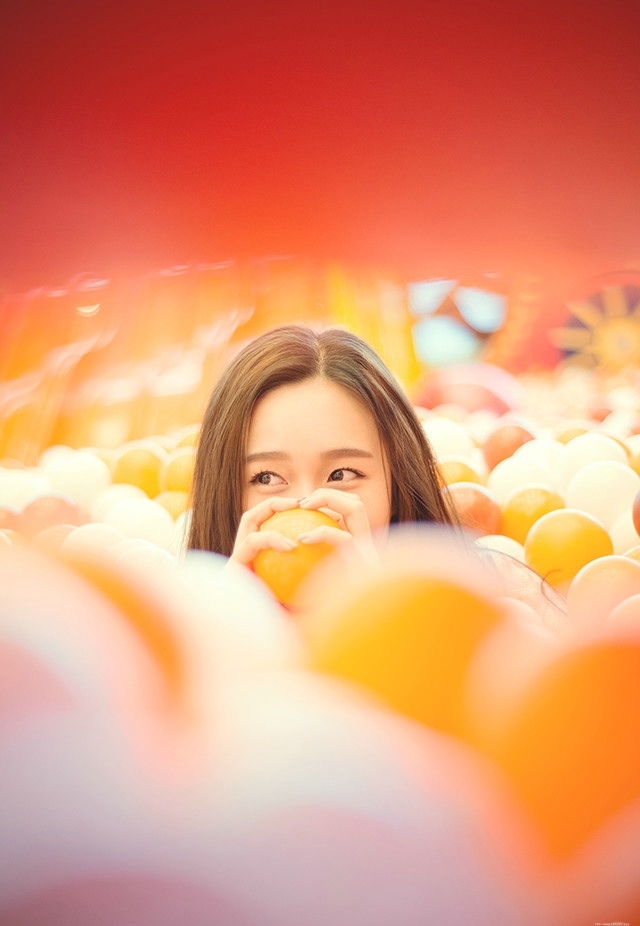 游乐园内天真烂漫美女随性自由生活照