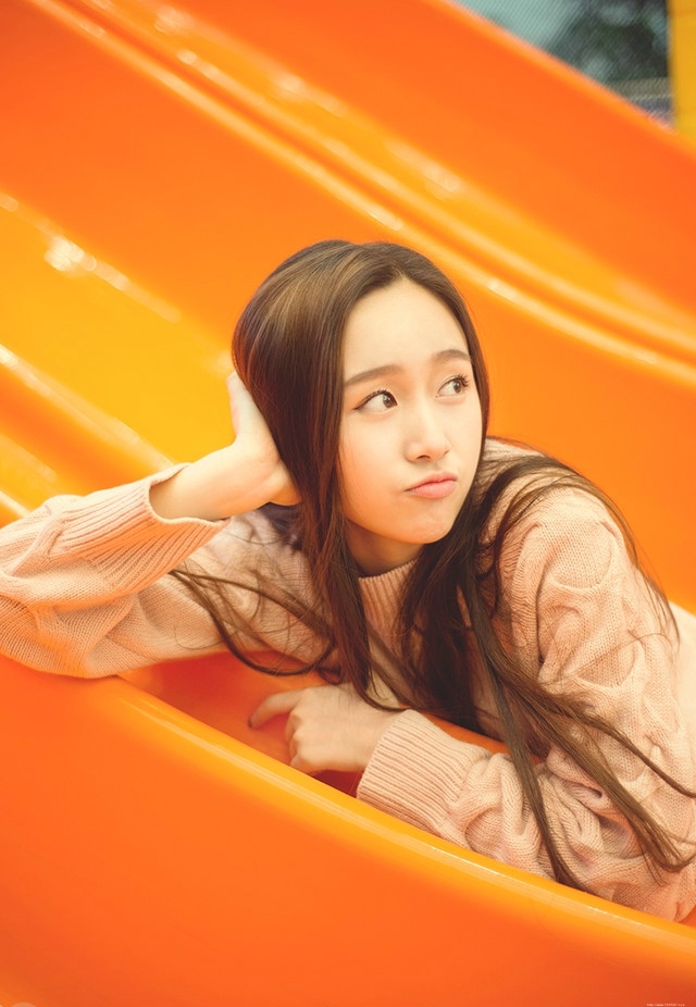 游乐园内天真烂漫美女随性自由生活照