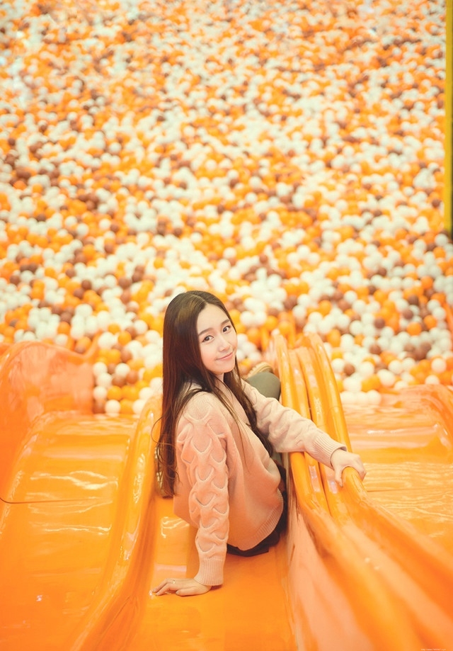 游乐园内天真烂漫美女随性自由生活照