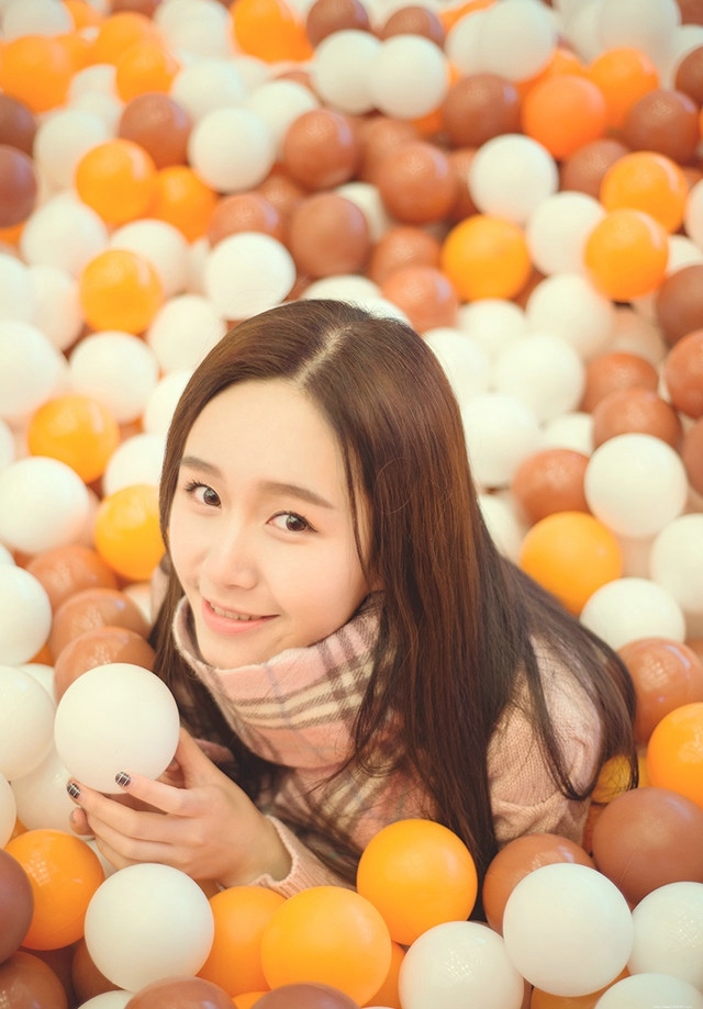 游乐园内天真烂漫美女随性自由生活照