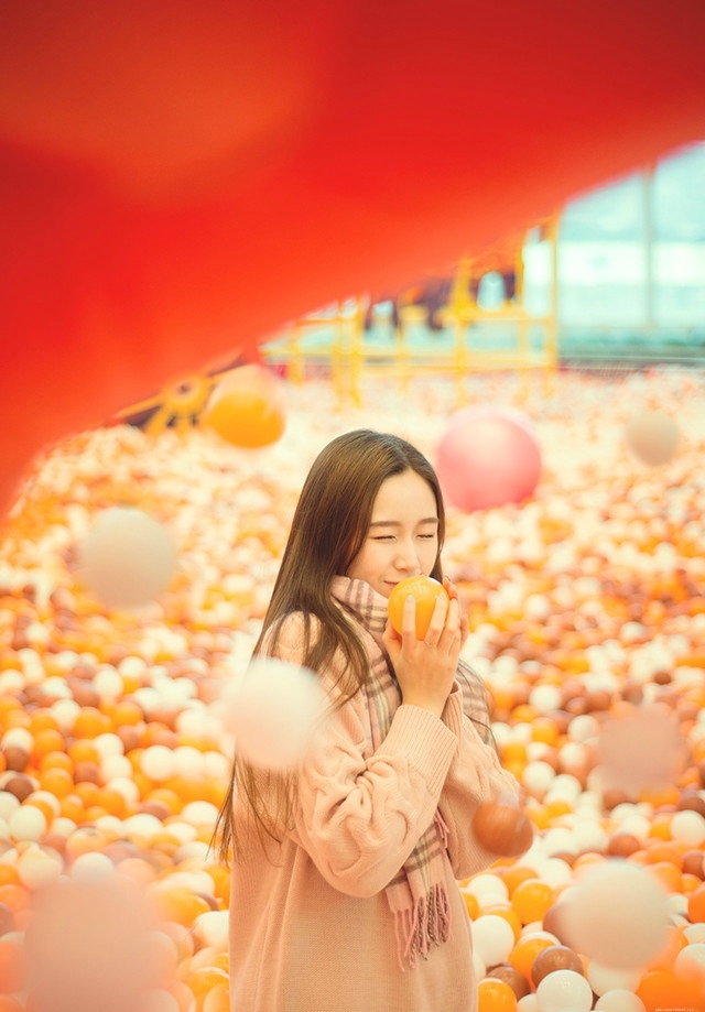 游乐园内天真烂漫美女随性自由生活照