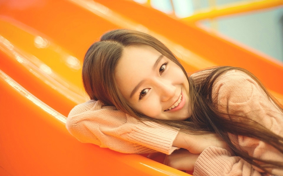 游乐园内天真烂漫美女随性自由生活照