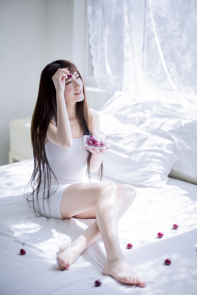 樱桃美女的早晨时光躺在床上娇躯迷人