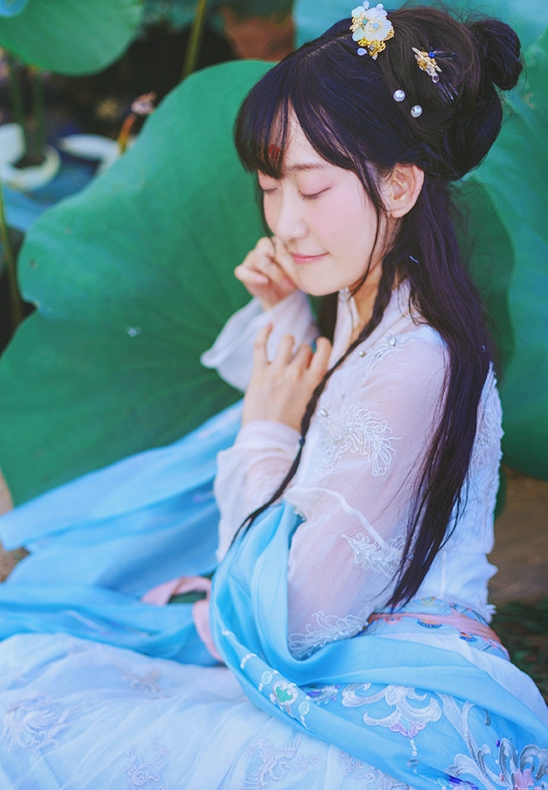 荷叶池中的汉服妹子柔美文静