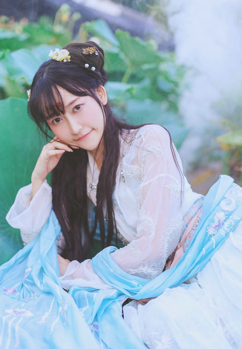 荷叶池中的汉服妹子柔美文静