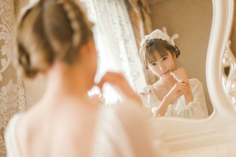 可爱妹子私房蕾丝柔美安静写真