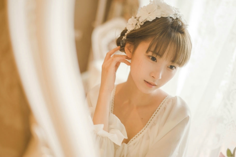 可爱妹子私房蕾丝柔美安静写真