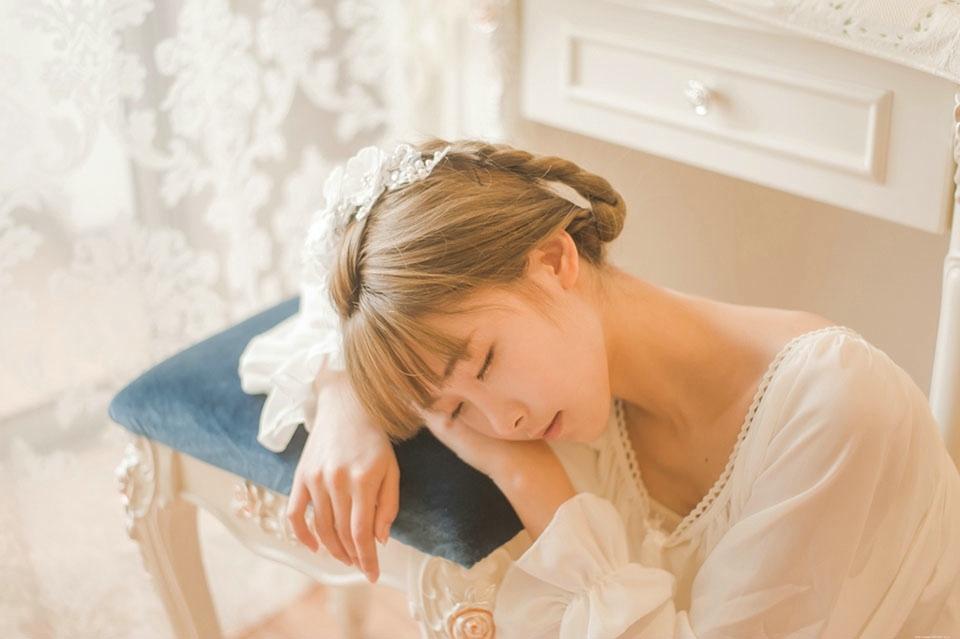 可爱妹子私房蕾丝柔美安静写真