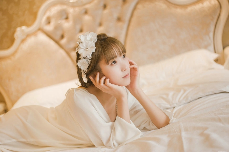 可爱妹子私房蕾丝柔美安静写真