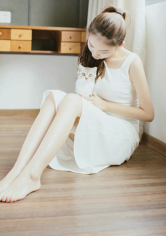 清纯可爱少女和猫咪房内尽情玩耍俏皮写真