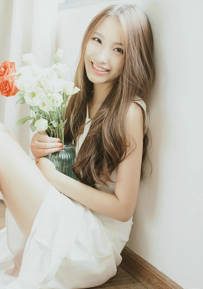 清纯可爱少女和猫咪房内尽情玩耍俏皮写真