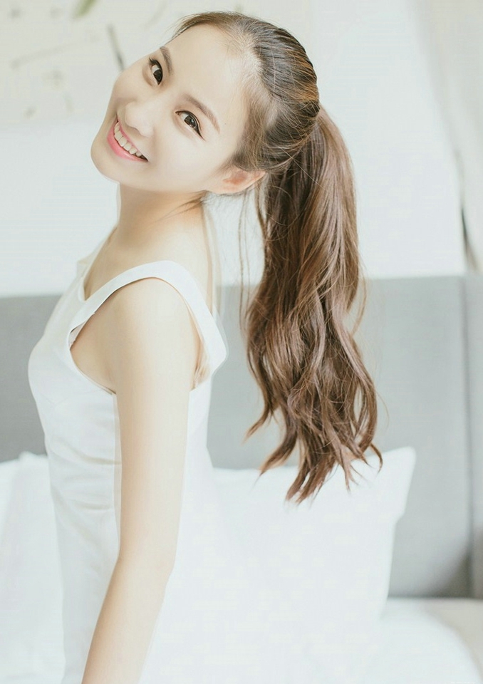 清纯可爱少女和猫咪房内尽情玩耍俏皮写真