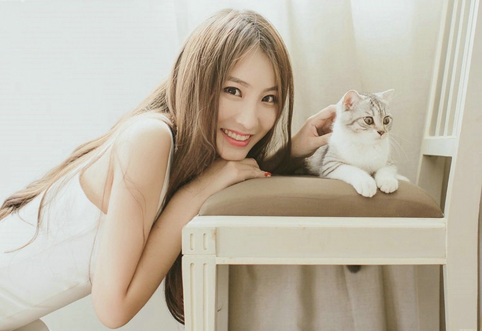 清纯可爱少女和猫咪房内尽情玩耍俏皮写真