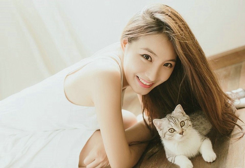 清纯可爱少女和猫咪房内尽情玩耍俏皮写真