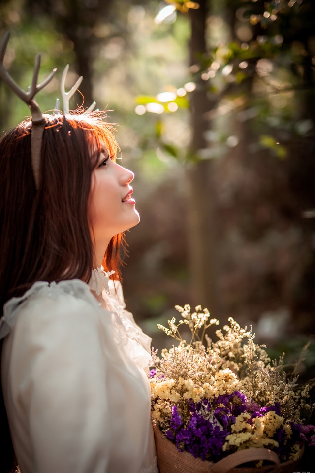 森林内的麋鹿美女白裙捧花唯美意境写真