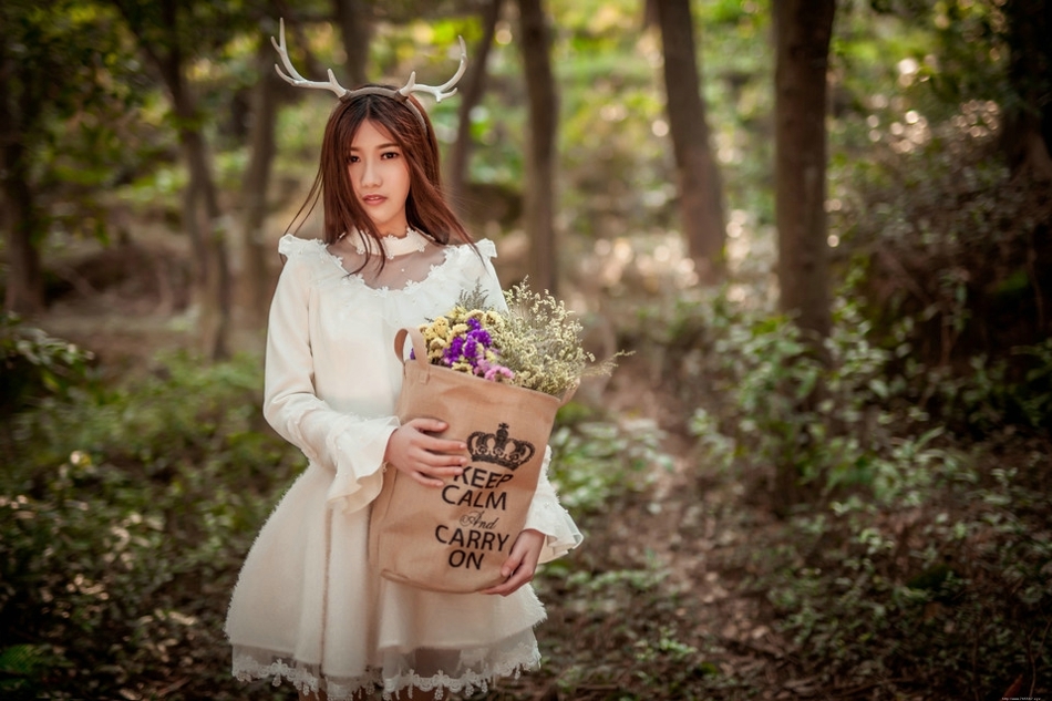 森林内的麋鹿美女白裙捧花唯美意境写真