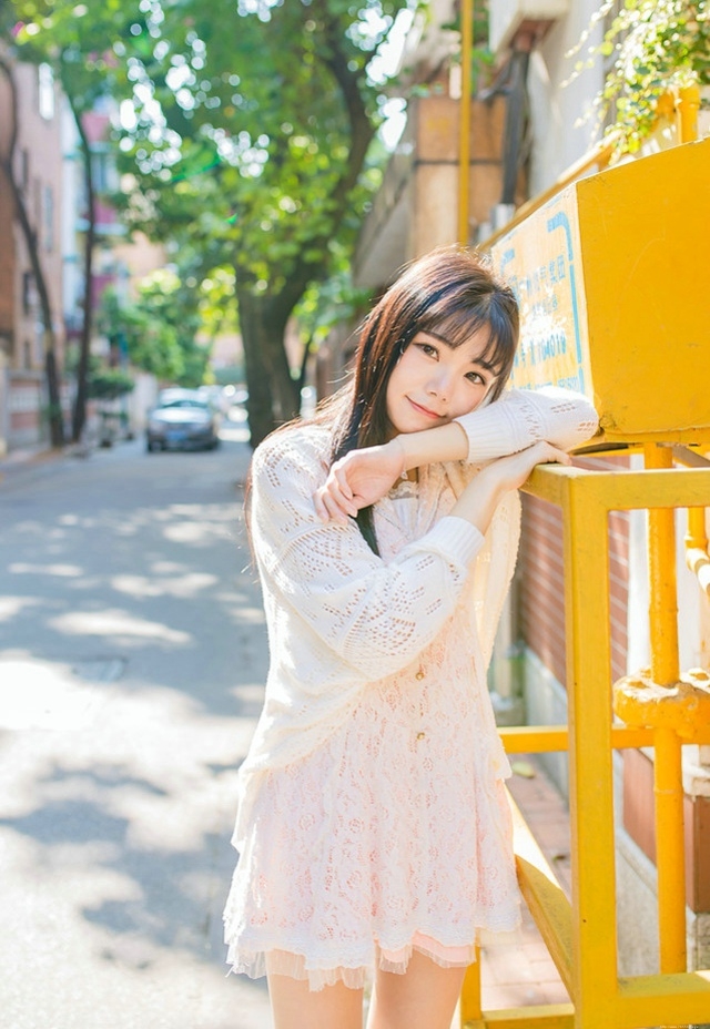 阳光少女蕾丝裙搭配小白鞋寻回时光里的温度